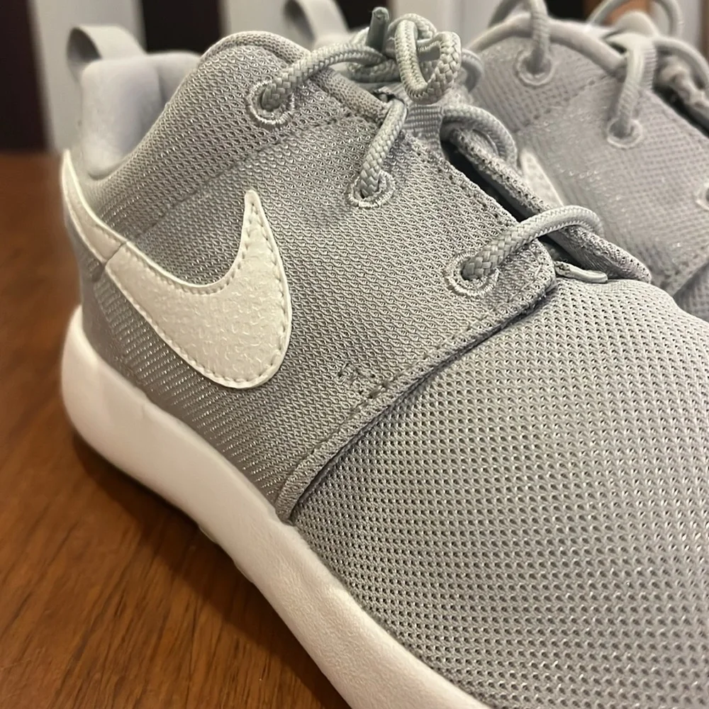 Nike Rosherun Roshe One Shoes Sneakers 749427 033 new Youth Boys Girls Size 2.5Y
